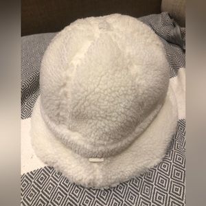 NWOT Aritzia TNA boucle sherpa bucket hat